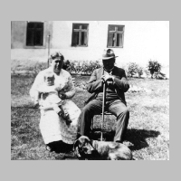 104-0053 Ernestine und Gustav Laupichler mit Enkelin Sigrid im Garten.jpg